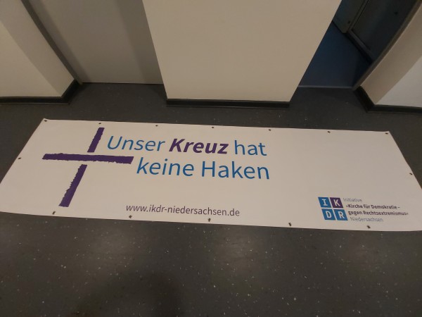 Verleih: Banner „Unser Kreuz hat keine Haken“